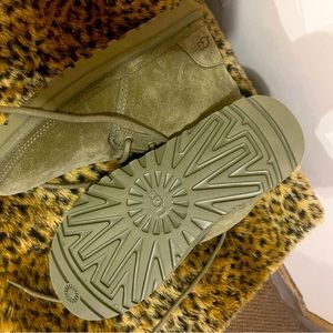 UGG Neumel boots. Like new.  Size 9 Olive Green